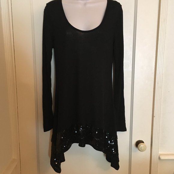 Romeo & Juliet Couture Sequin Sharkbite Tunic - Picture 1 of 4